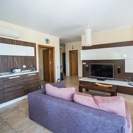 Lovely 2 Bedrooms Flat - 1st Line 아파트