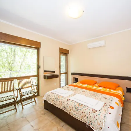 Lovely 2 Bedrooms Flat - 1st Line 아파트 *