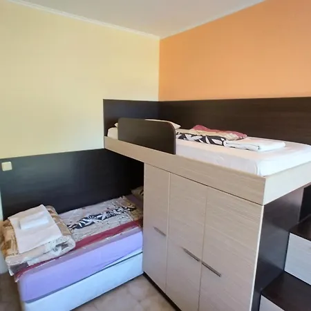 Lovely 2 Bedrooms Flat - 1st Line 아파트 *