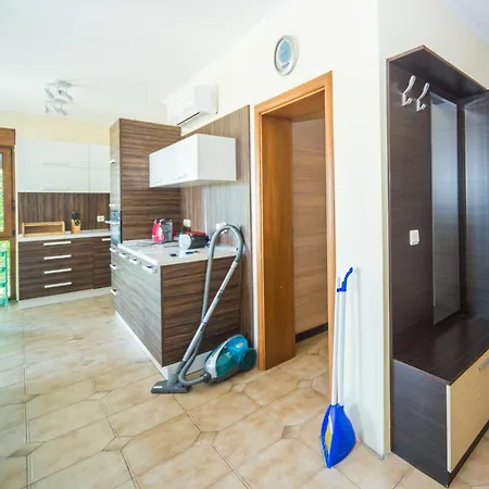 Lovely 2 Bedrooms Flat - 1st Line
