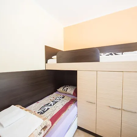 Lovely 2 Bedrooms Flat - 1st Line - In Front Of Gypsy Bar *