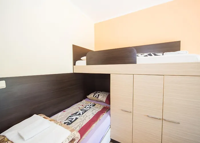 Lovely 2 Bedrooms Flat - 1st Line *